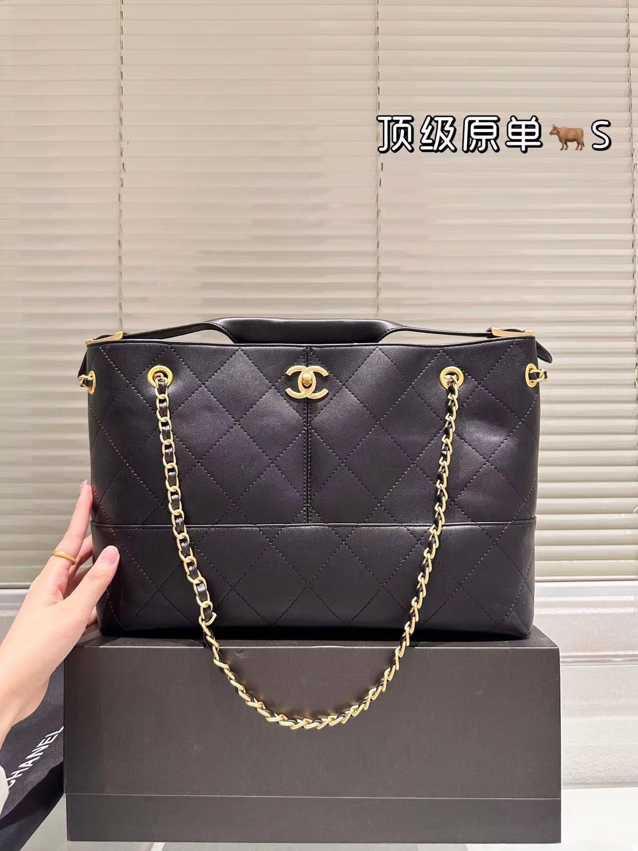 NM99481#  Lady's handbag with box