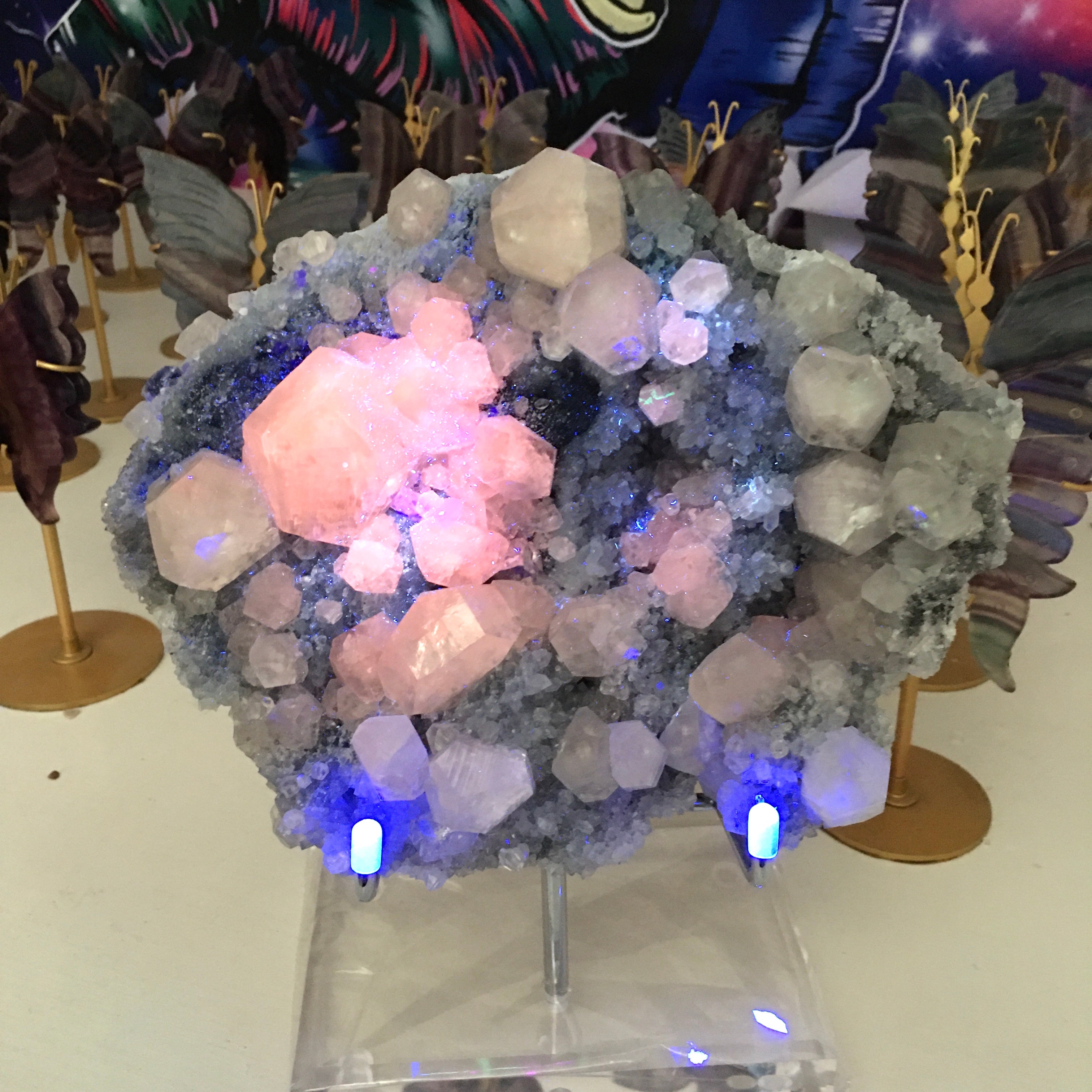 This is a decorative item with ultraviolet reaction. lt‘s very beautiful.