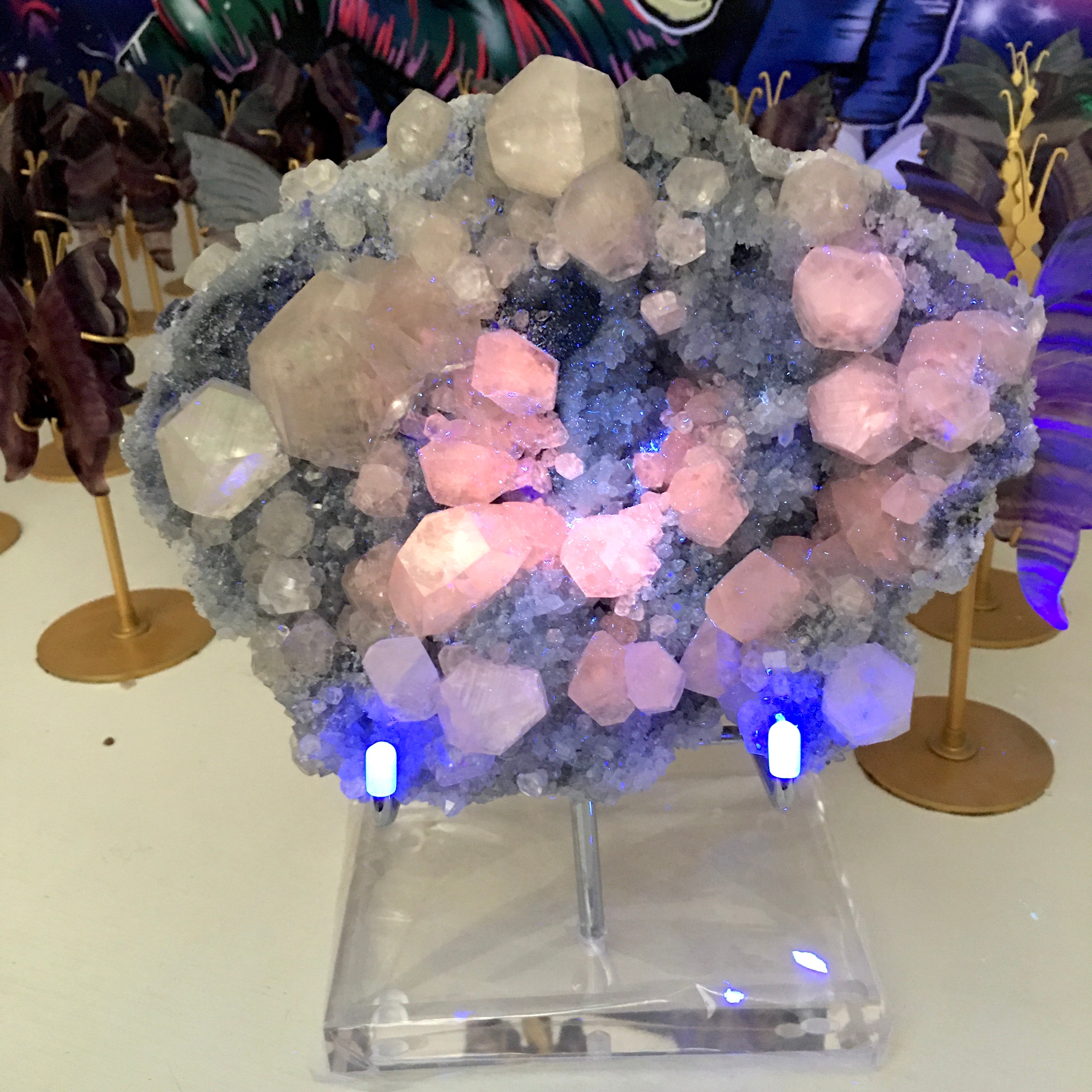 This is a decorative item with ultraviolet reaction. lt‘s very beautiful.