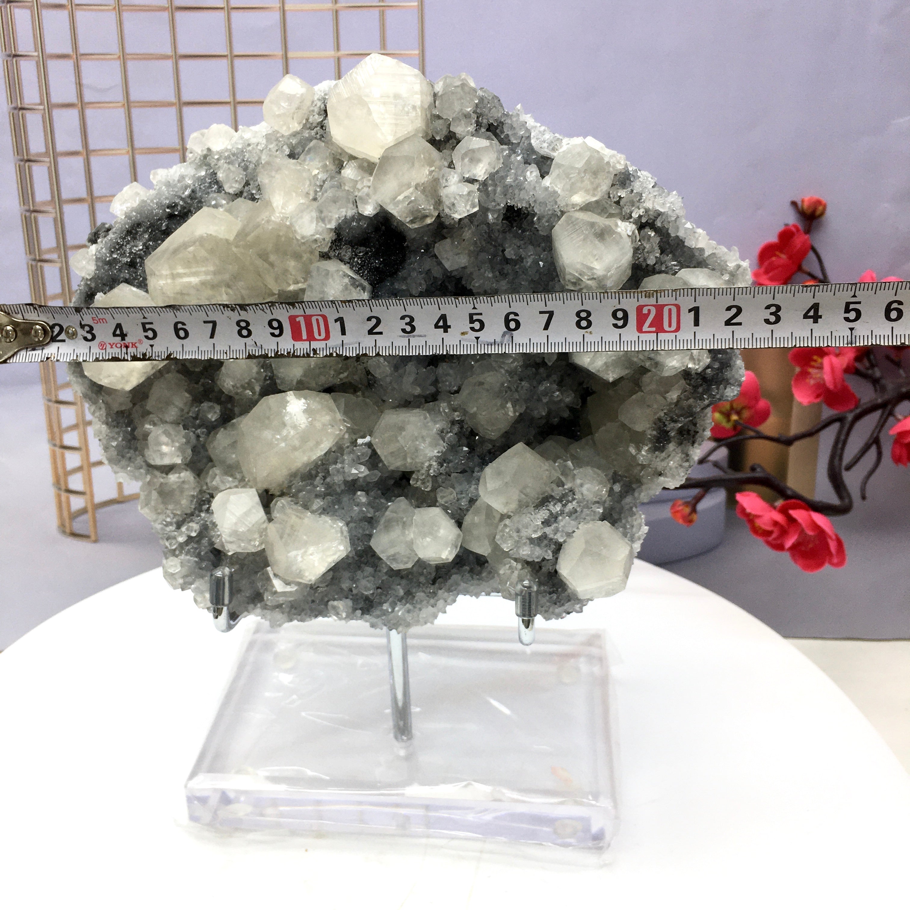 This is a decorative item with ultraviolet reaction. lt‘s very beautiful.